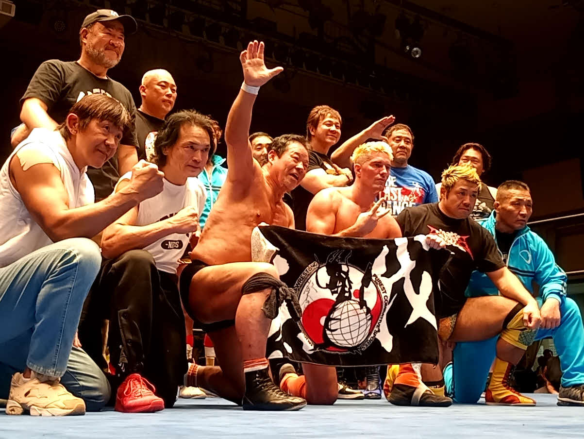 最後は参戦選手がリング上に集まった。中央左が藤波辰爾で同右がザック