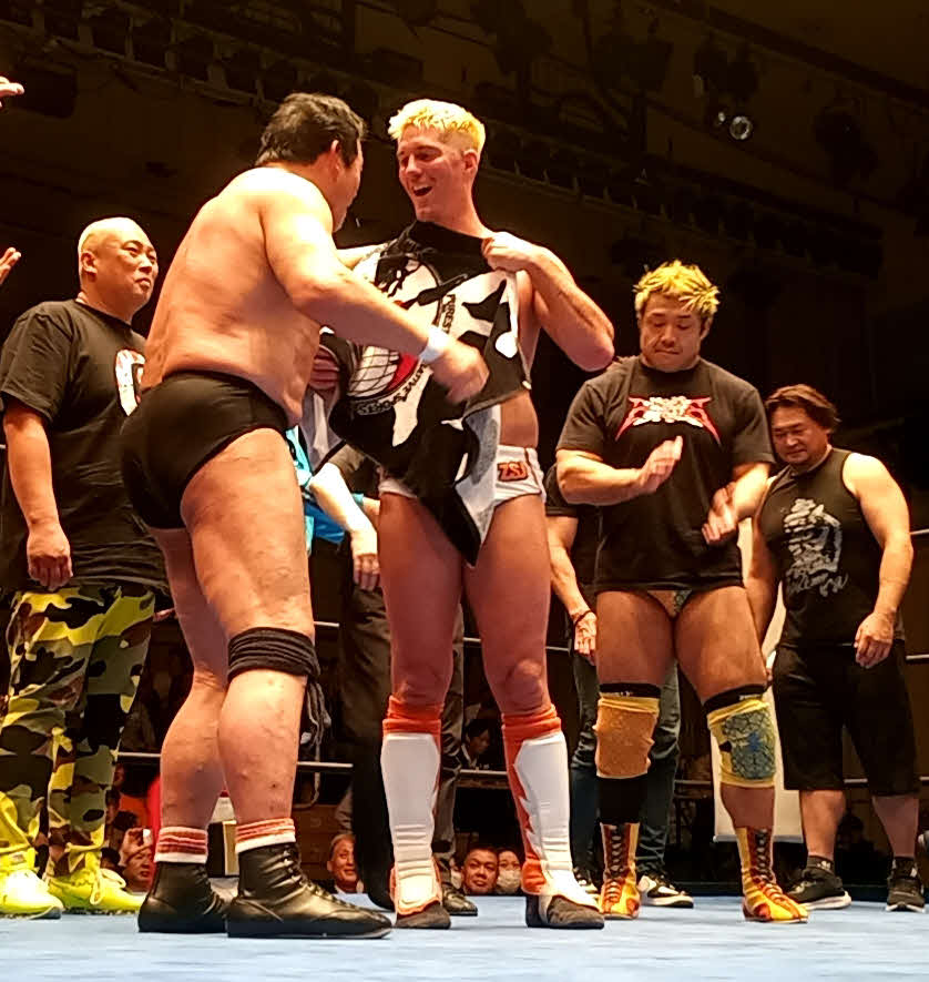 藤波から無我タオルをプレゼントされて笑顔を見せるザック