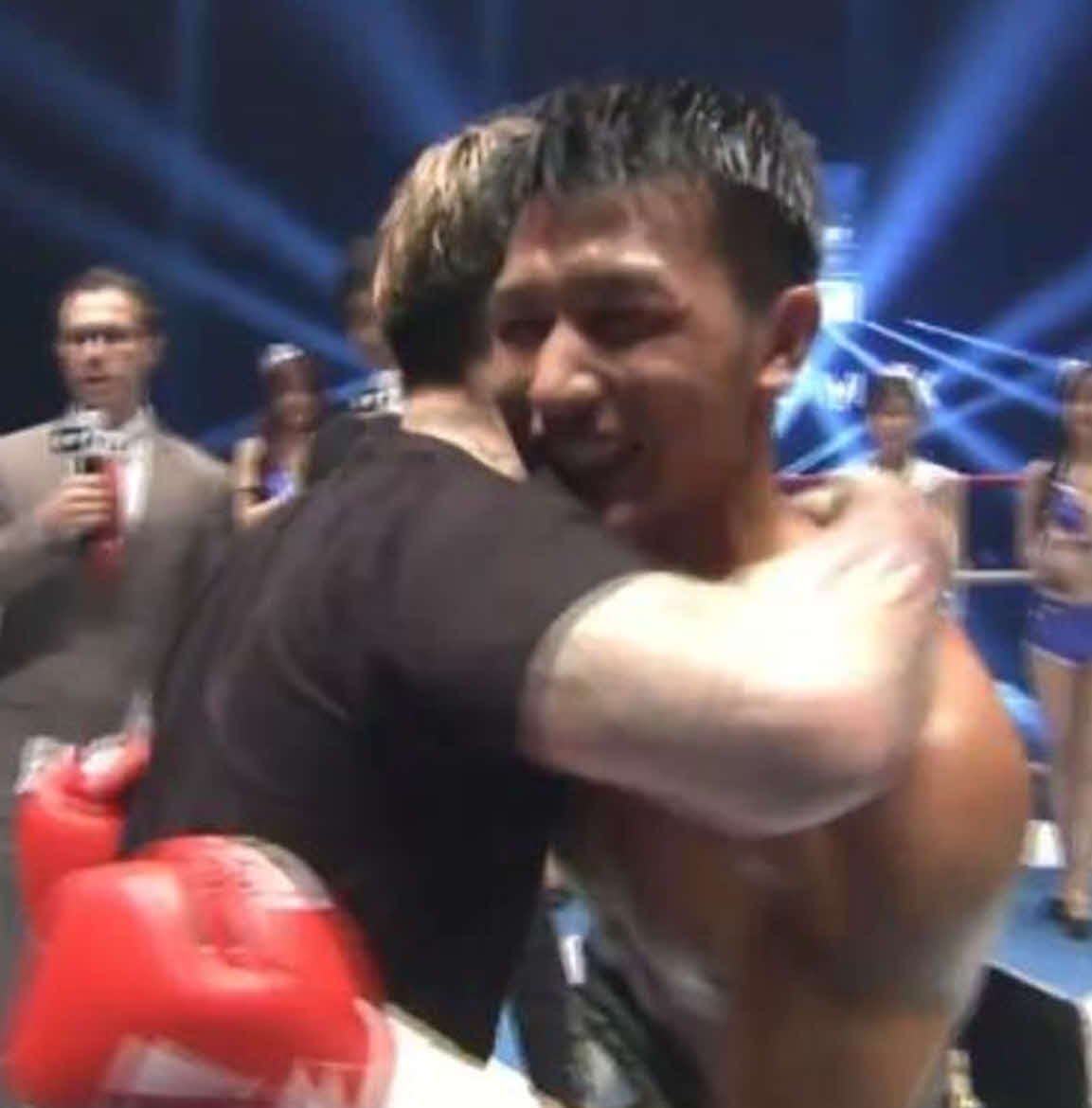 試合後、平本蓮と抱き合った朝久泰央（K－1公式Xから）