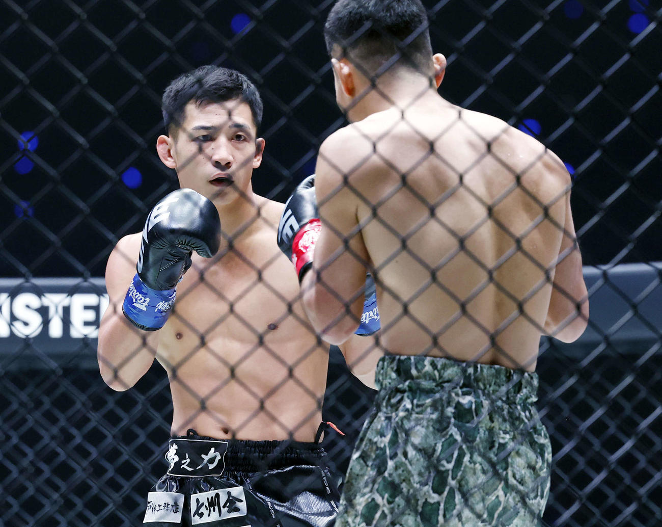 ONE 173　バンダム級キックボクシング　ルイ対秋元　1R　攻め手を探す秋元（左）（撮影・山本朝陽）