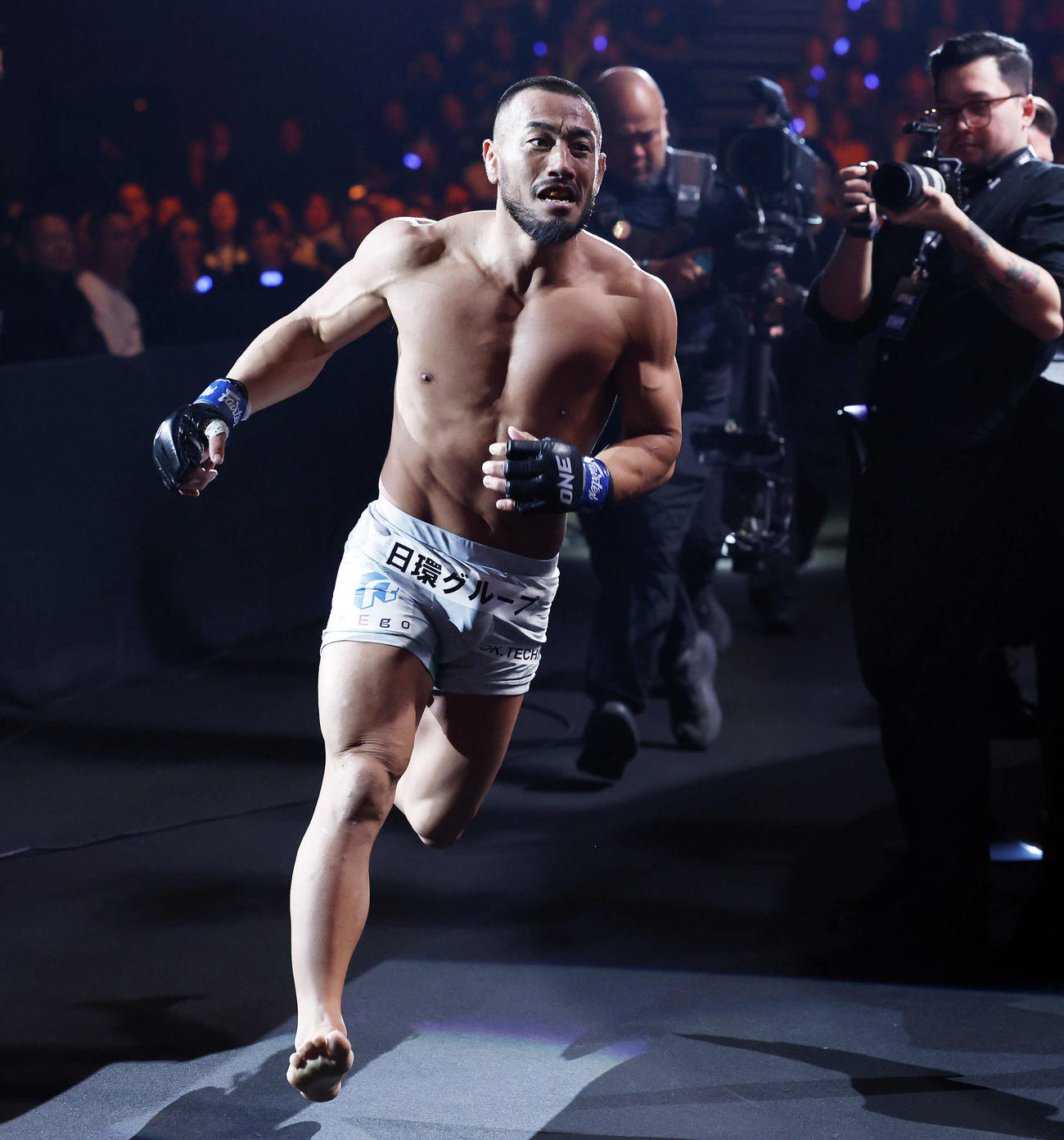 ONE 173　ライト級総合格闘技　青木対手塚　2R　青木にKO勝ちし、駆けだす手塚（撮影・山本朝陽）