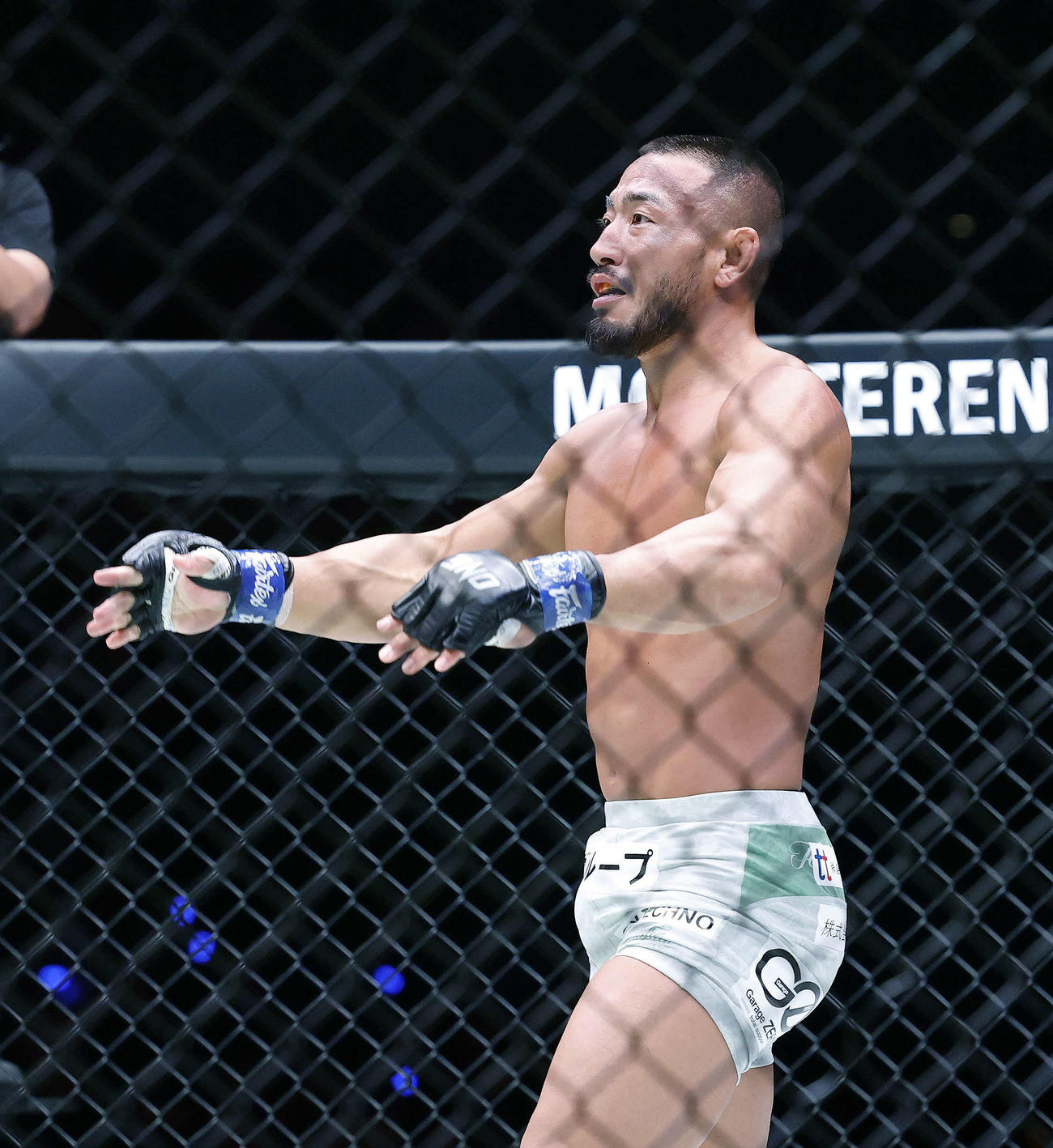 ONE 173　ライト級総合格闘技　青木対手塚　青木をKO勝ちで下し喜ぶ手塚（撮影・山本朝陽）