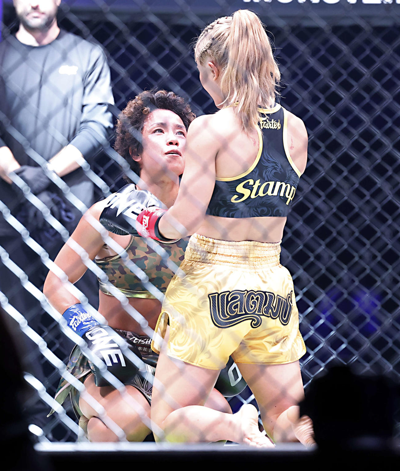 アトム級キックボクシング　スタンプ対KANA　試合に勝利し、対戦相手のスタンプと話し合うKANA（左）（撮影・山本朝陽）