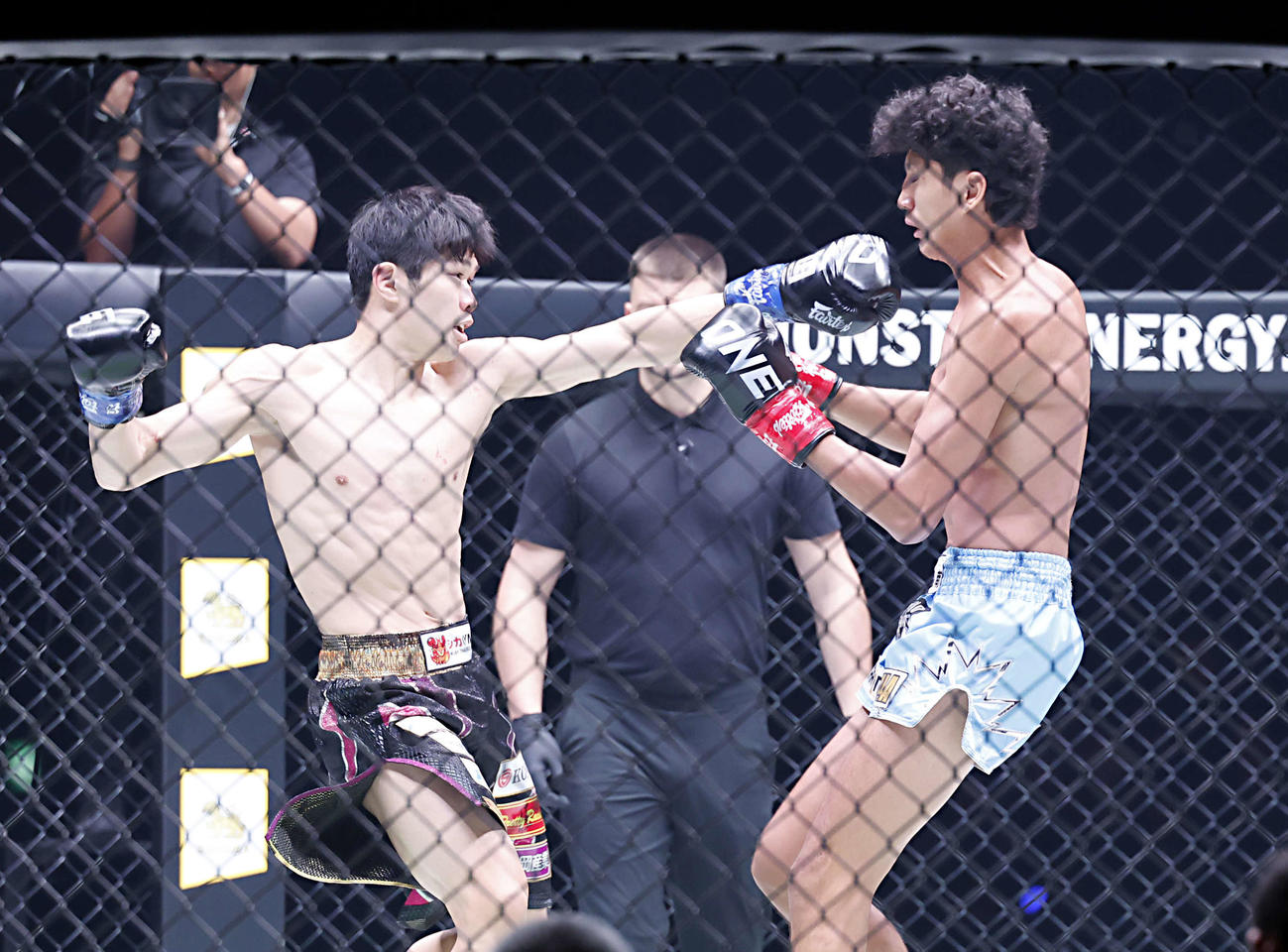フェザー級キックボクシング　アナン対和島　アナンを攻める和島（左）（撮影・山本朝陽）