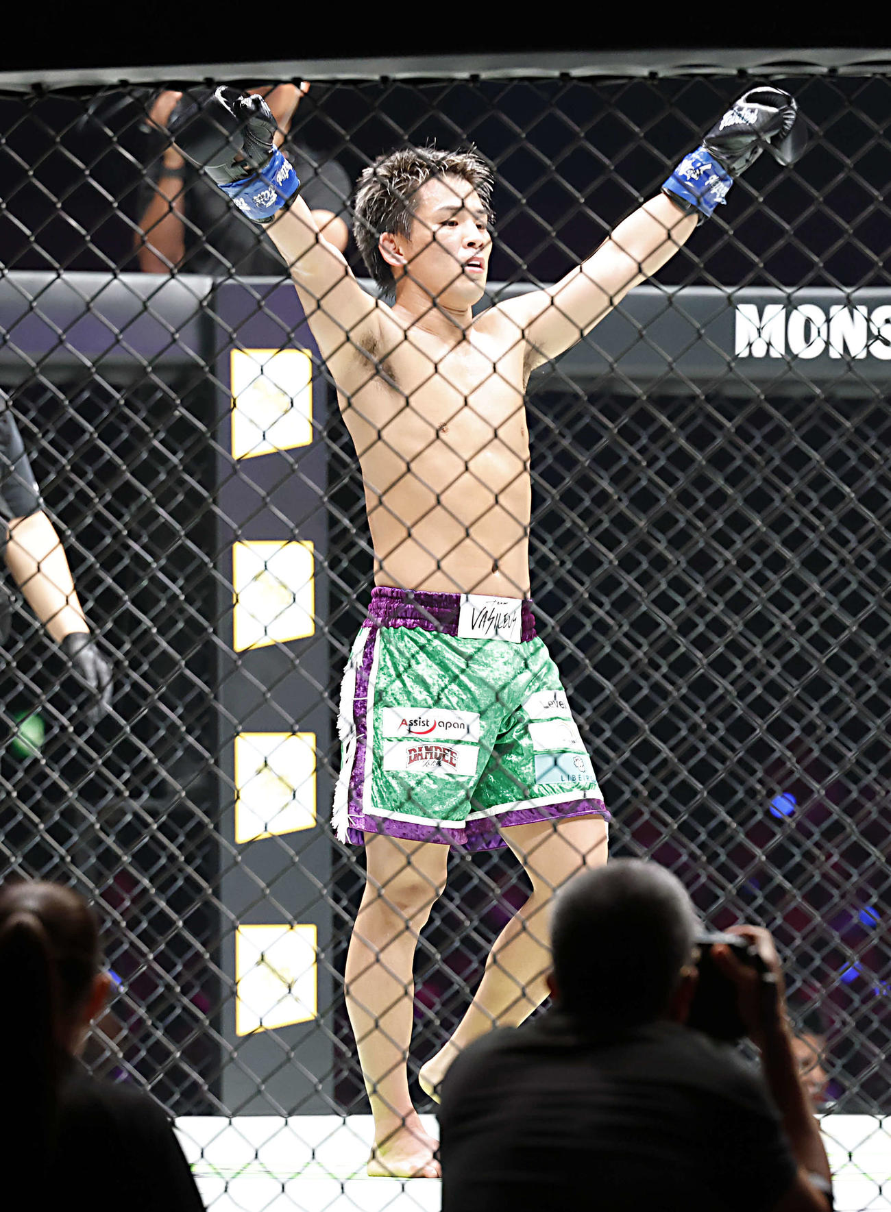 バンタム級キックボクシング　スーパーレック対与座　3R終了後、勝利を確信し両手を掲げる与座（撮影・山本朝陽）