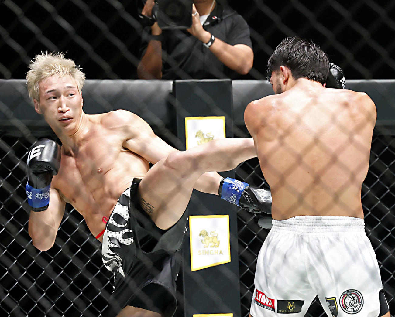 フェザー級キックボクシング　グレゴリアン対安保　3R　ハイキックを放つ安保（左）（撮影・山本朝陽）