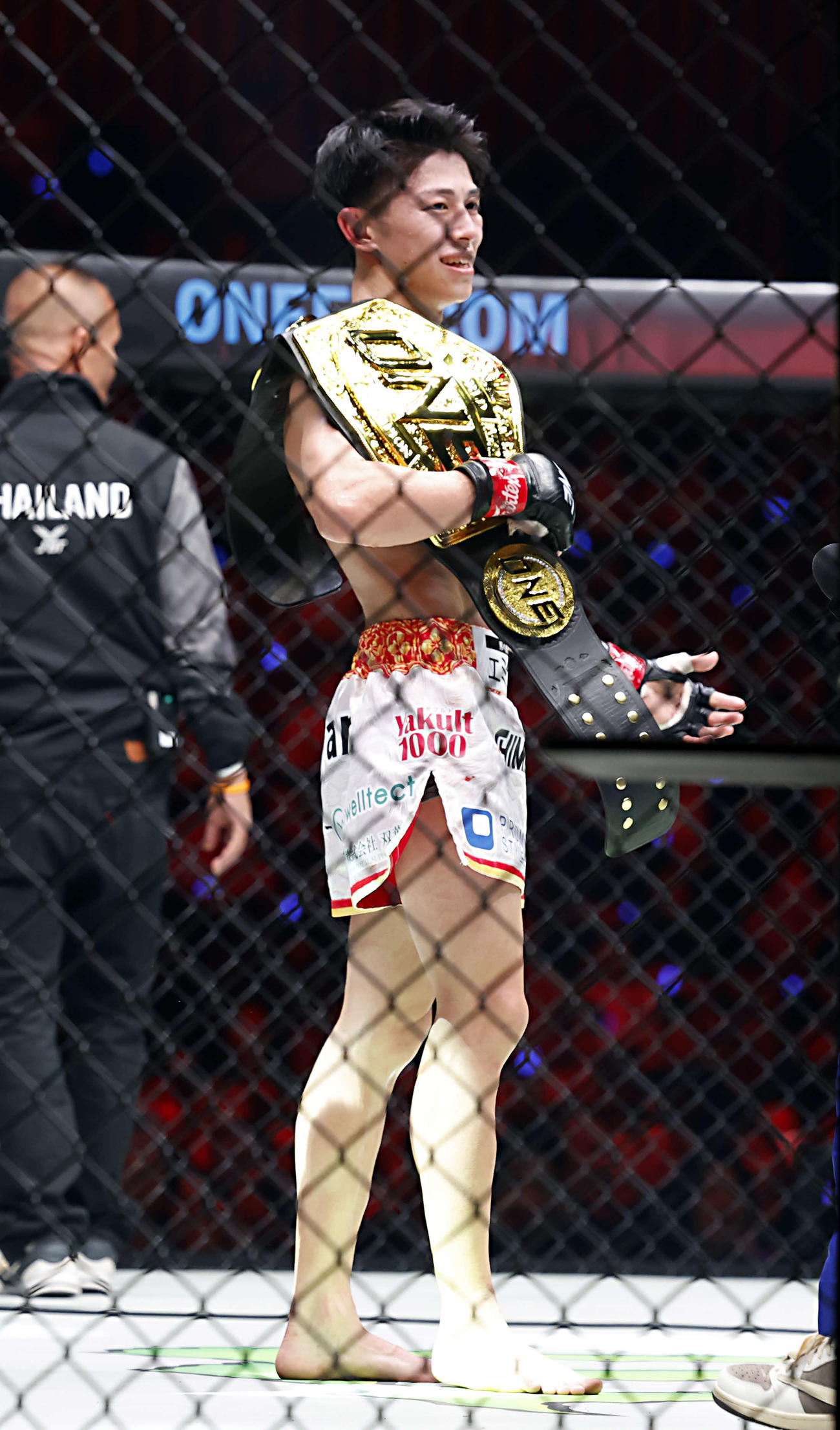 アトム級ムエタイ　世界王者決定戦　吉成対ゲットウィナー　試合に勝利し、チャンピオンベルトを抱える吉成（撮影・山本朝陽）