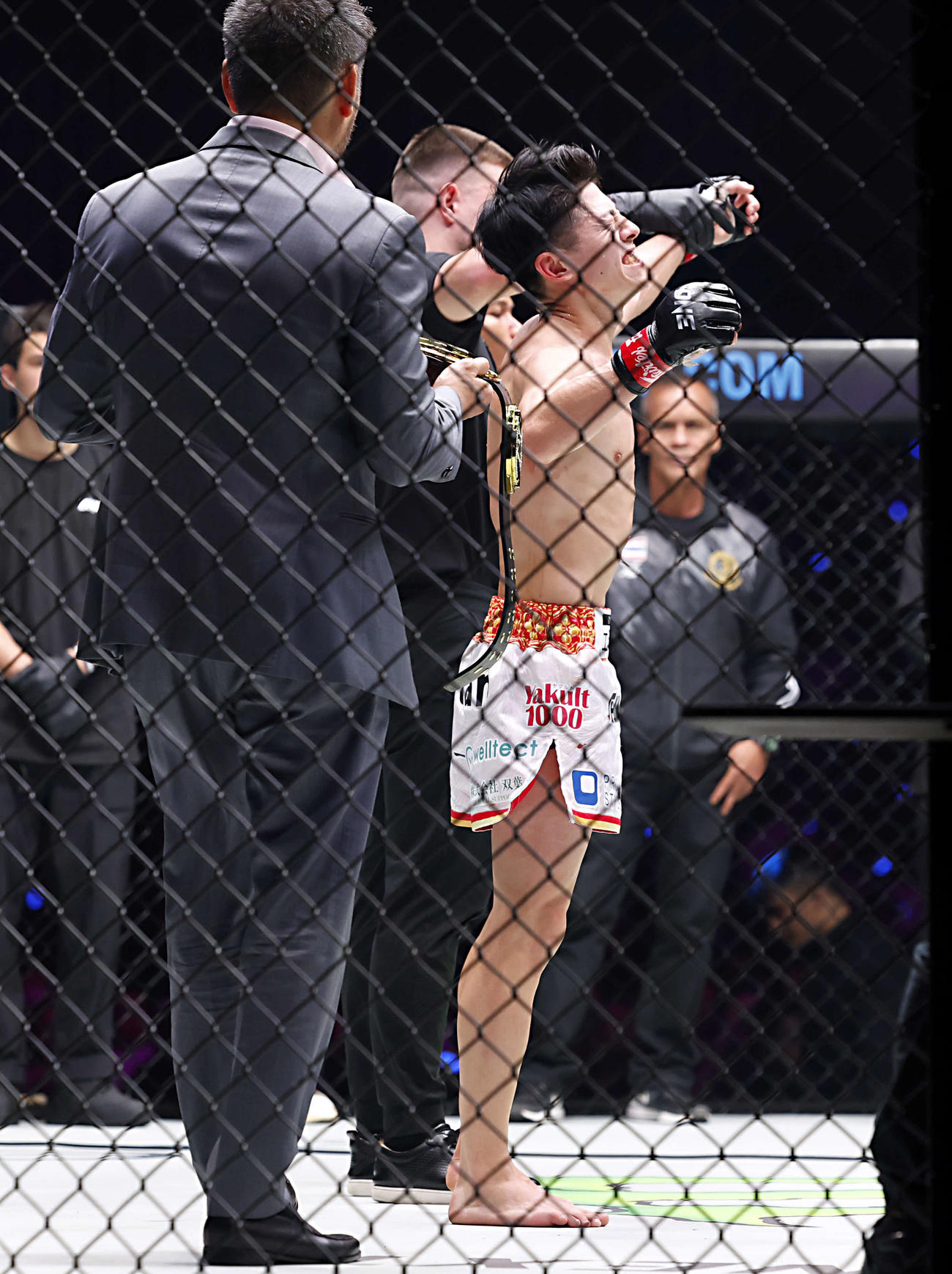 アトム級ムエタイ　世界王者決定戦　吉成対ゲットウィナー　ゲットウィナーを下し、喜びの表情を見せる吉成（右）（撮影・山本朝陽）
