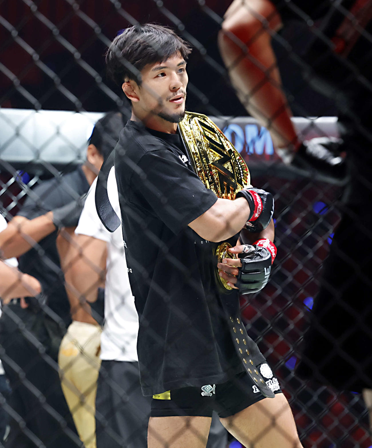 フライ級総合格闘技　世界タイトルマッチ　若松対パシオ　パシオを下し、チャンピオンベルトを抱く若松（撮影・山本朝陽）