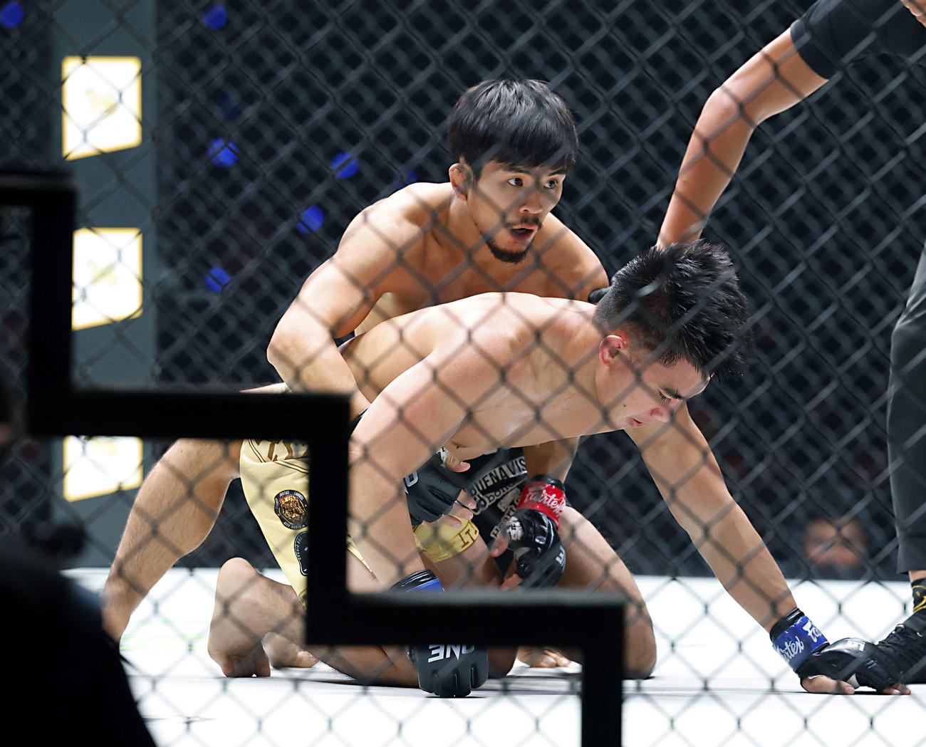 フライ級総合格闘技　世界タイトルマッチ　若松対パシオ　1R　背後からパシオを攻める若松（上）（撮影・山本朝陽）
