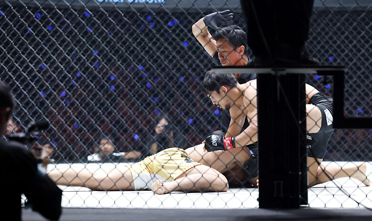 フライ級総合格闘技　世界タイトルマッチ　若松対パシオ　2R　上から攻めKOを取る若松（右）（撮影・山本朝陽）