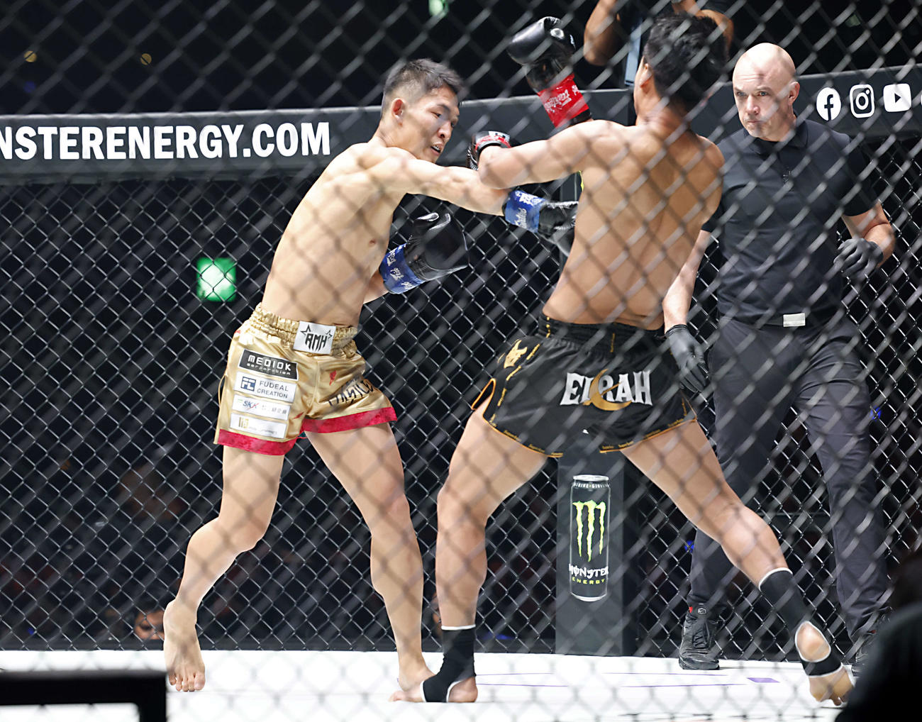 フェザー級キックボクシング　世界タイトルマッチ　スーパーボン対野杁　2R　スーパーボンのボディを攻める野入（左）（撮影・山本朝陽）