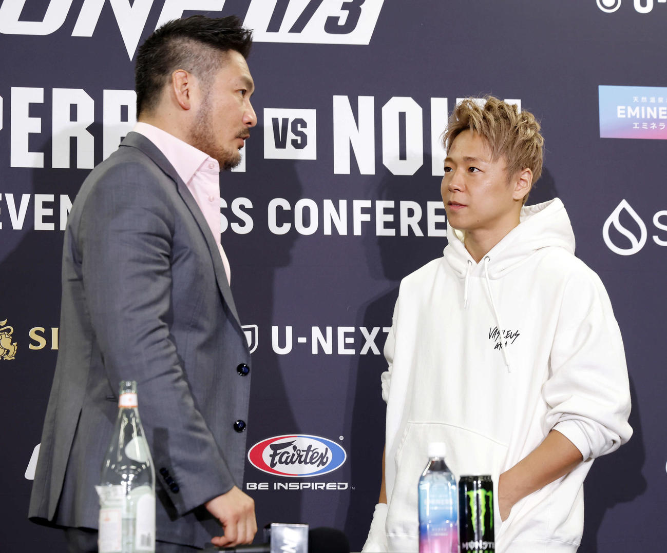 試合終了後の記者会見内でONE Championship代表チャトリ・シットヨートン氏と話す武尊（右）（撮影・山本朝陽）