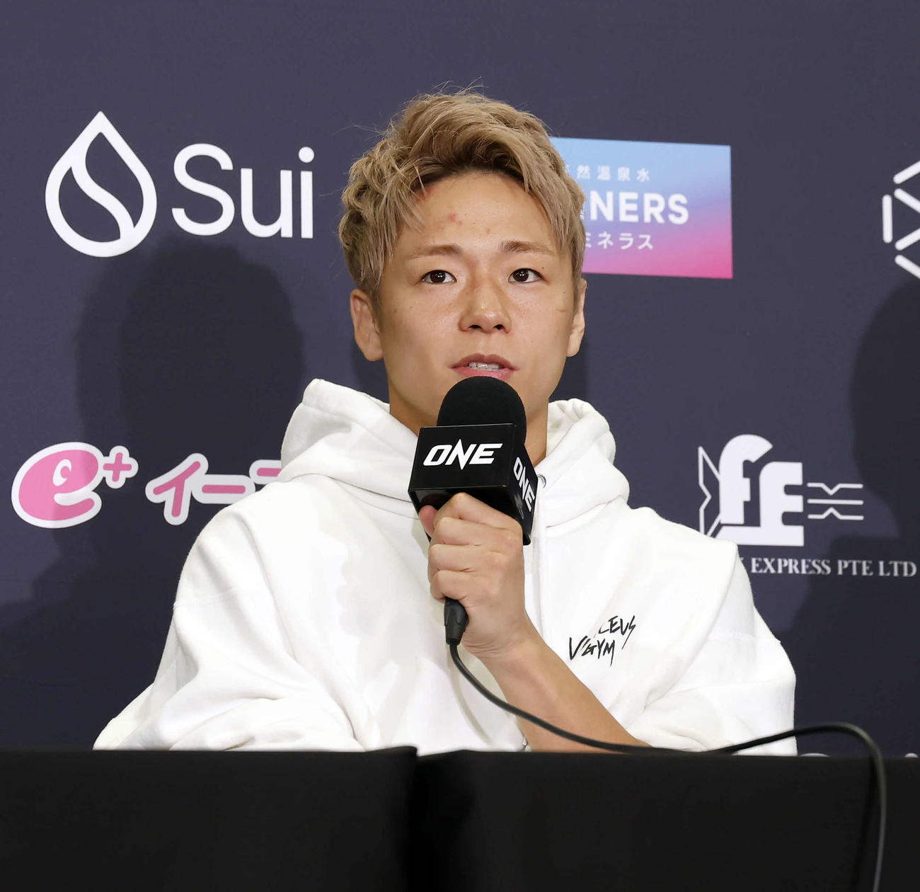 試合後、記者会見する武尊（撮影・山本朝陽）