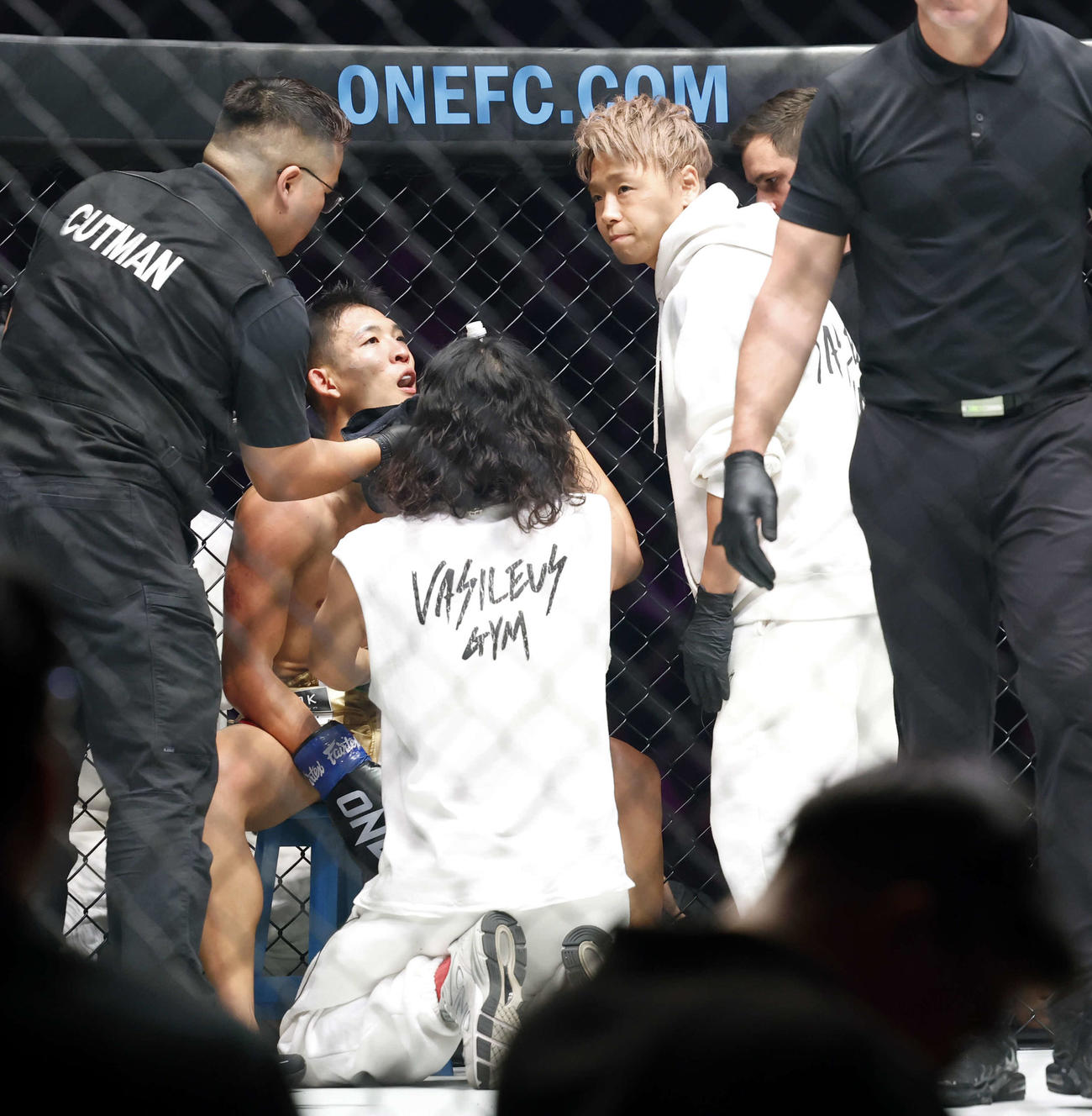 フェザー級キックボクシング世界タイトルマッチ　スーパーボン対野杁　野杁のセコンドとしてゲージに上がった武尊（右）（撮影・山本朝陽）