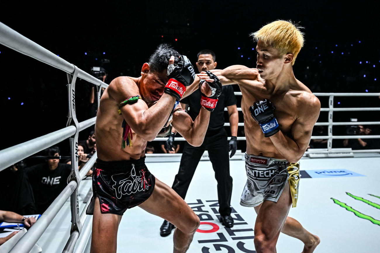 今月8日の試合で強烈なパンチを打ち込む内藤大樹（右）（C）ONE Championship