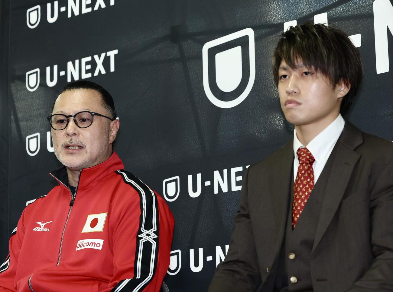 記者の質問に答える松本トレーナー（左）とWBO世界フライ級4位の桑原（撮影・河田真司）