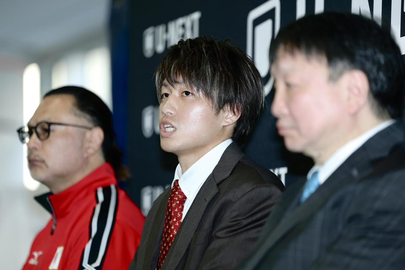 記者の質問に答えるWBO世界フライ級4位の桑原（中央）。手前は大橋会長、奥は松本トレーナー（撮影・河田真司）