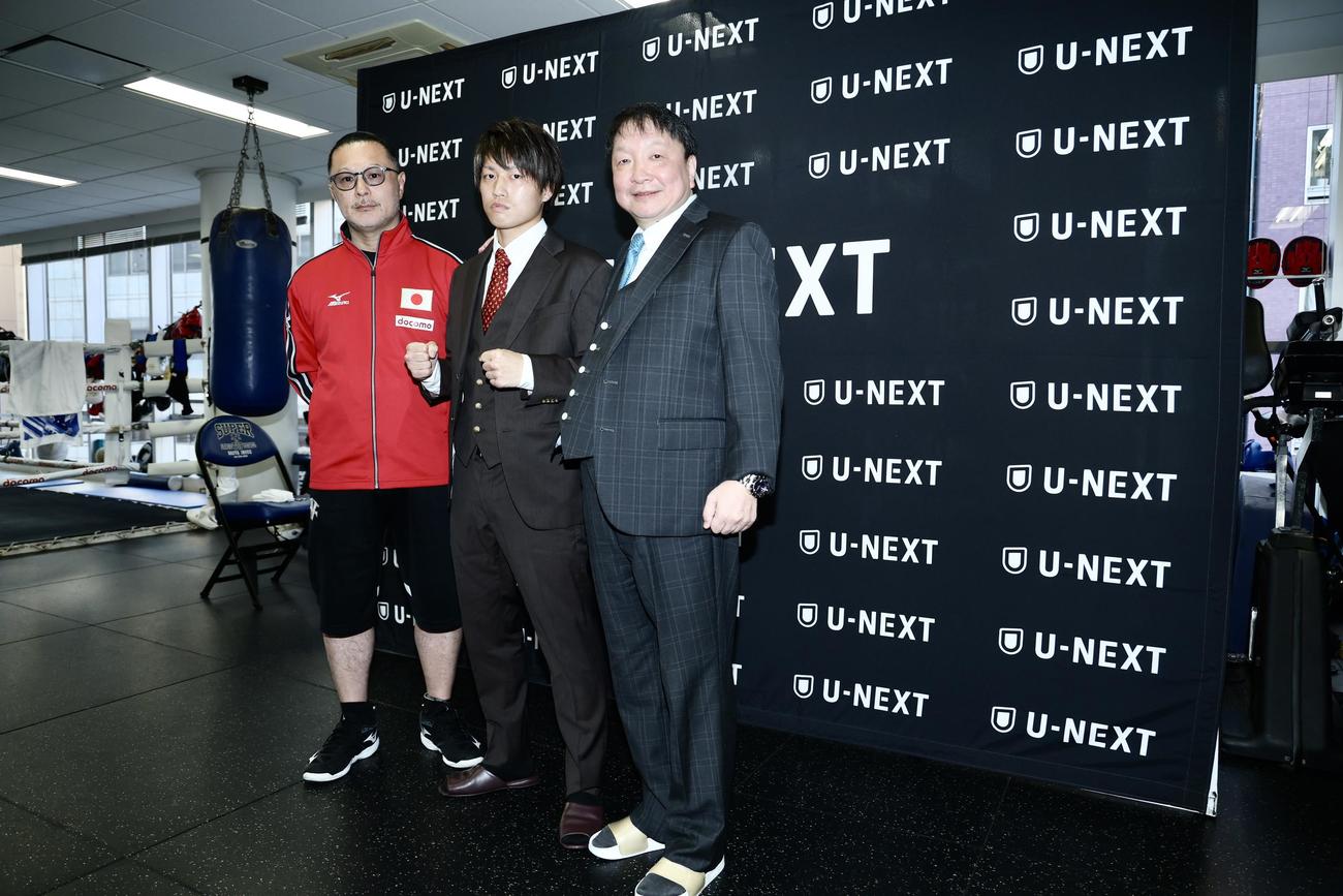 世界戦に向け意気込むWBO世界フライ級4位の桑原（中央）。右は大橋会長、左は松本トレーナー（撮影・河田真司）