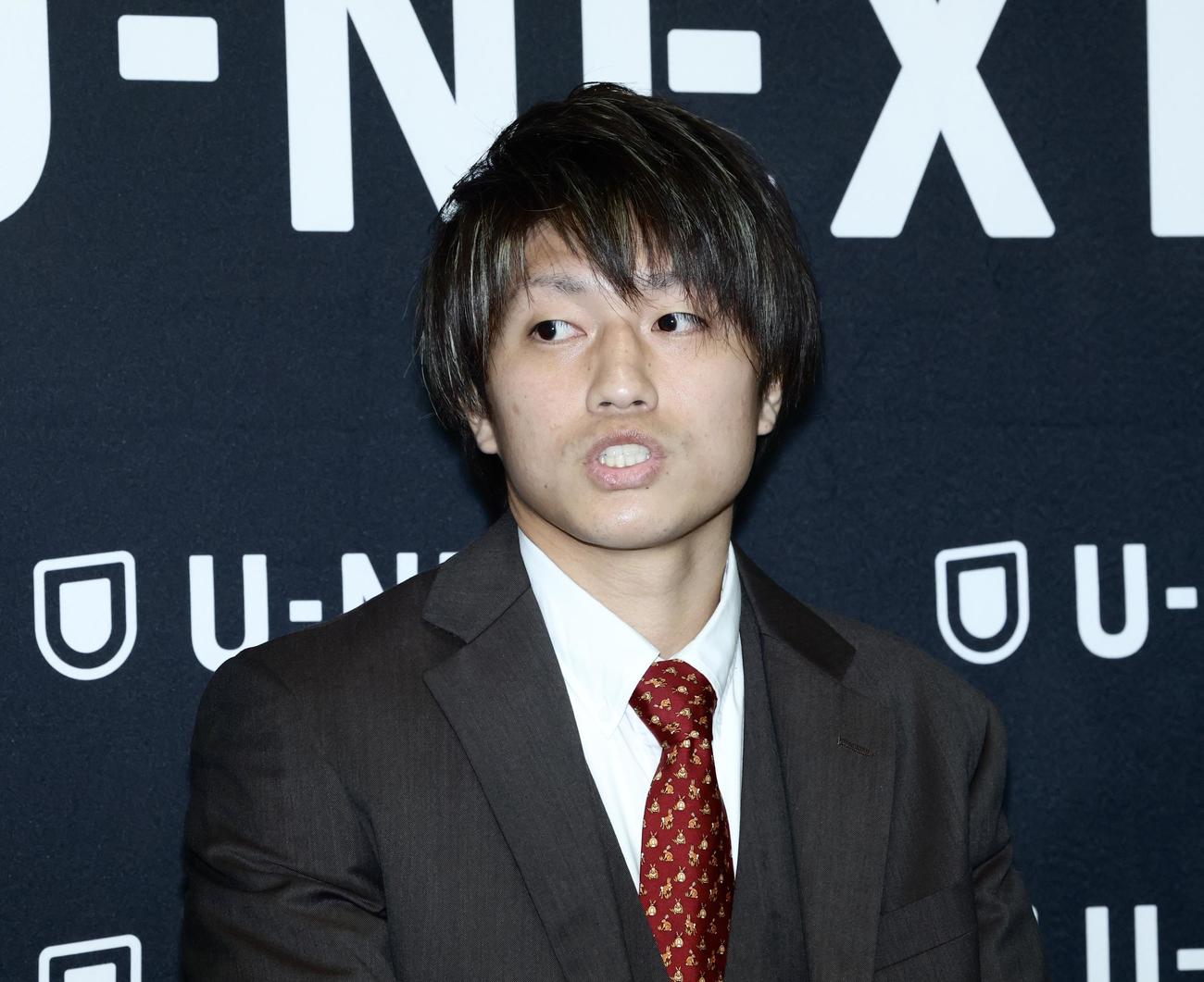 記者の質問に答えるWBO世界フライ級4位の桑原（撮影・河田真司）