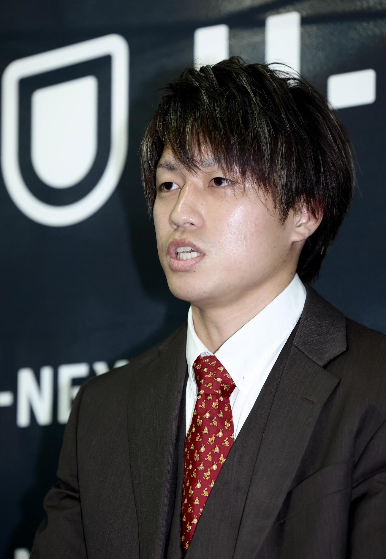 記者の質問に答えるWBO世界フライ級4位の桑原（撮影・河田真司）