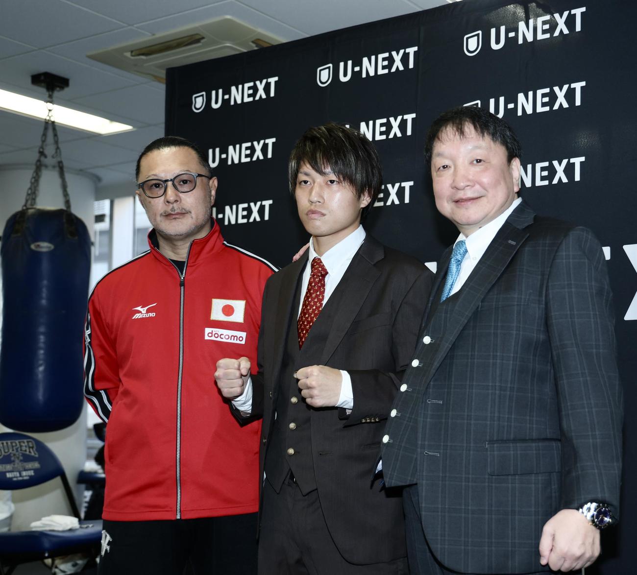世界戦に向け意気込むWBO世界フライ級4位の桑原（中央）。右は大橋会長、左は松本トレーナー（撮影・河田真司）