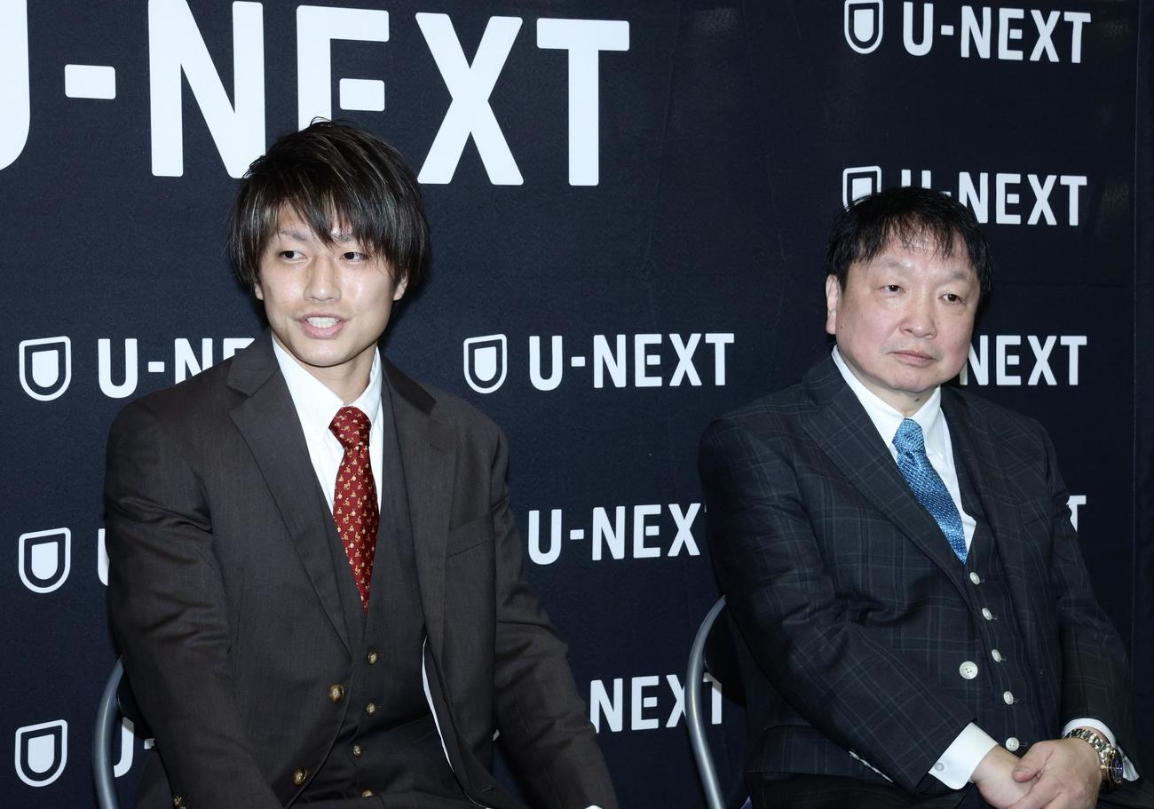 記者の質問に答えるWBO世界フライ級4位の桑原（左）と大橋会長（撮影・河田真司）