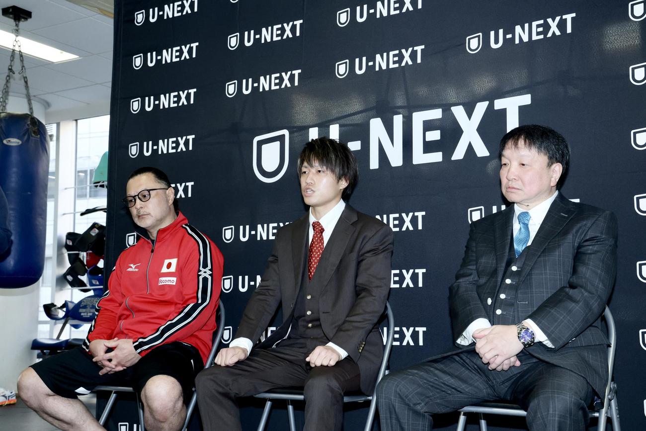 記者の質問に答えるWBO世界フライ級4位の桑原（中央）。右は大橋会長、左は松本トレーナー（撮影・河田真司）