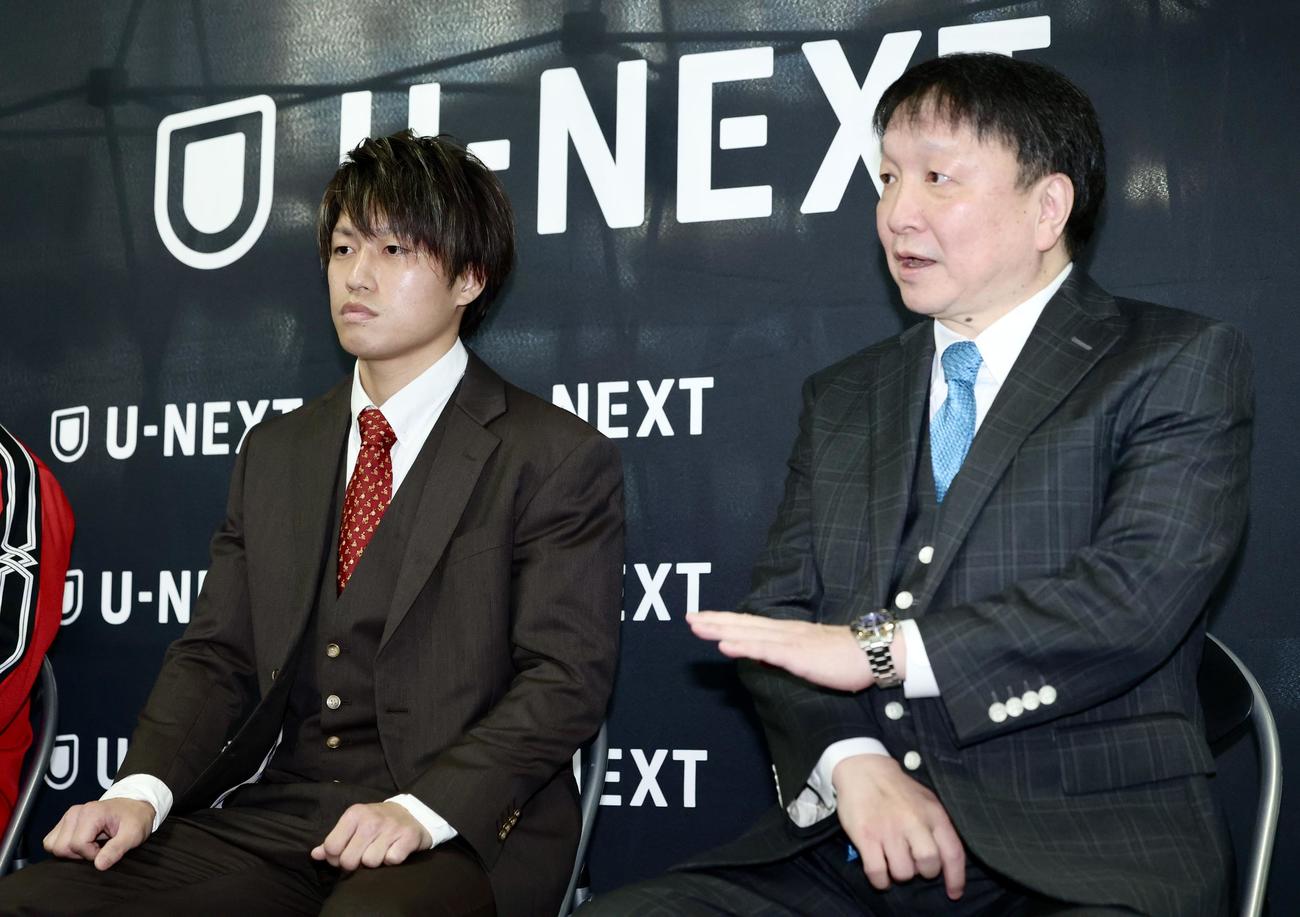 記者の質問に答えるWBO世界フライ級4位の桑原（左）と大橋会長（撮影・河田真司）