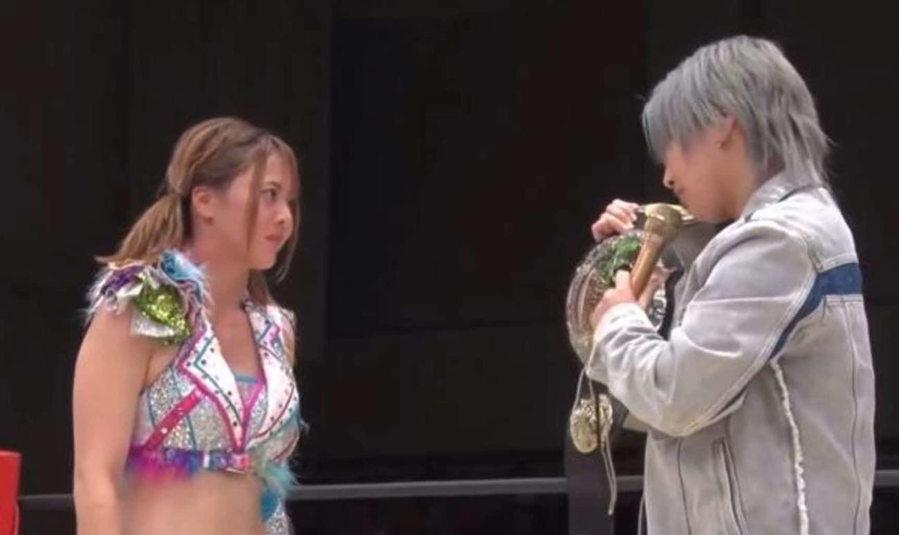 リング上で向き合った岩谷麻優（左）と彩羽匠（WRESTLE UNIVERSE公式YouTubeから）