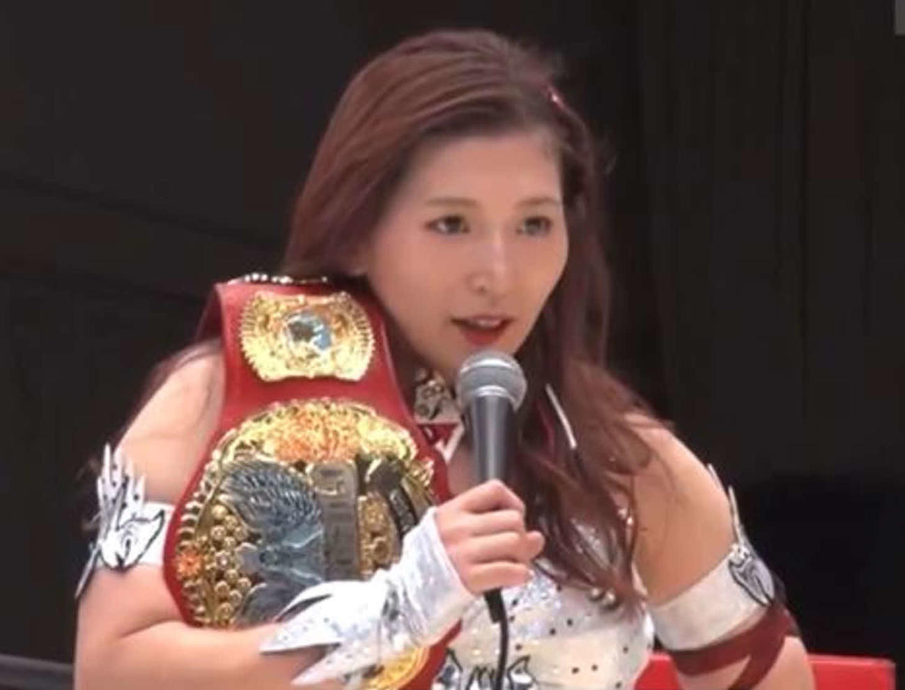 試合後のマイクで後藤智香に語りかける青野未来（WRESTLE UNIVERSE公式YouTubeから）