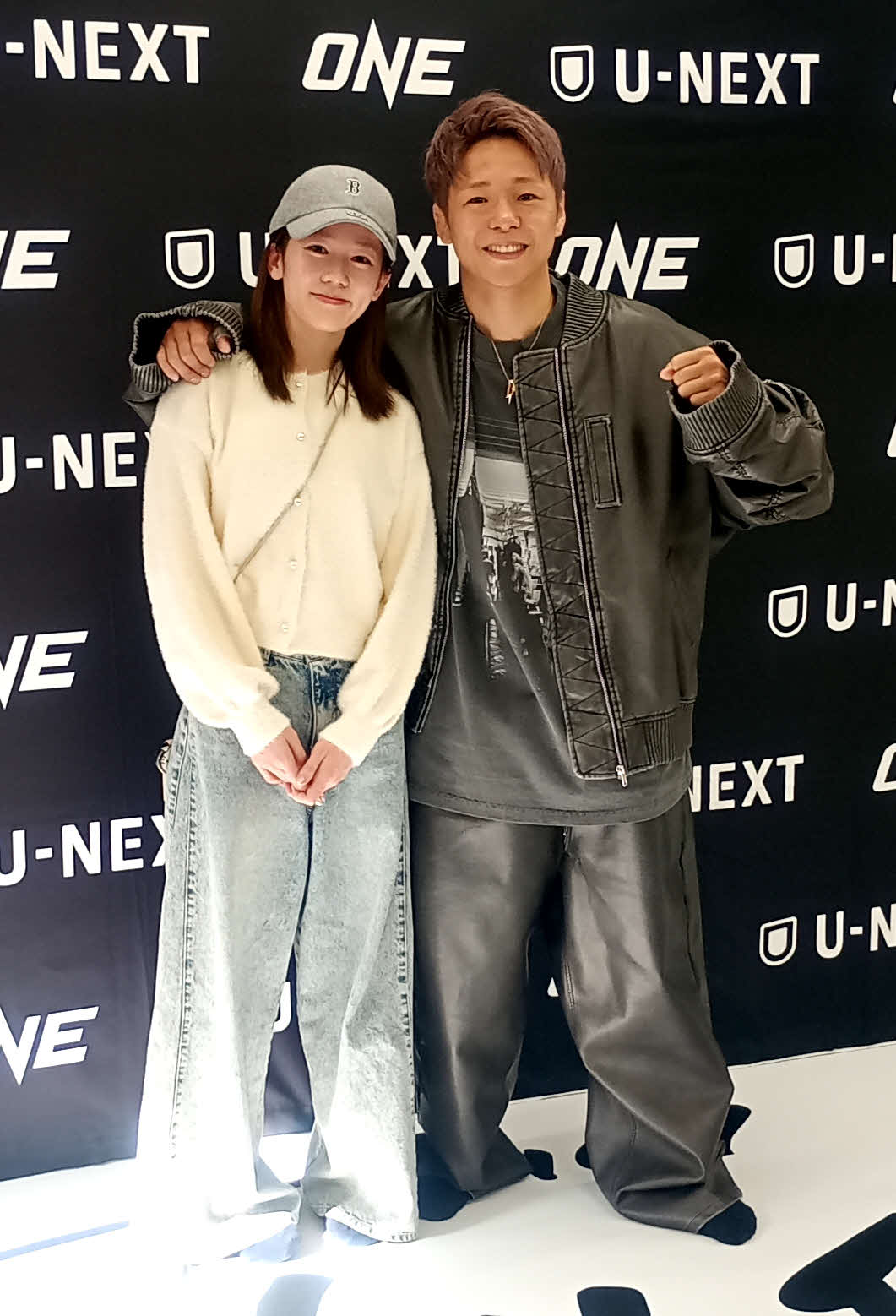 会見の最後に川口葵夫人とともに写真に納まった武尊