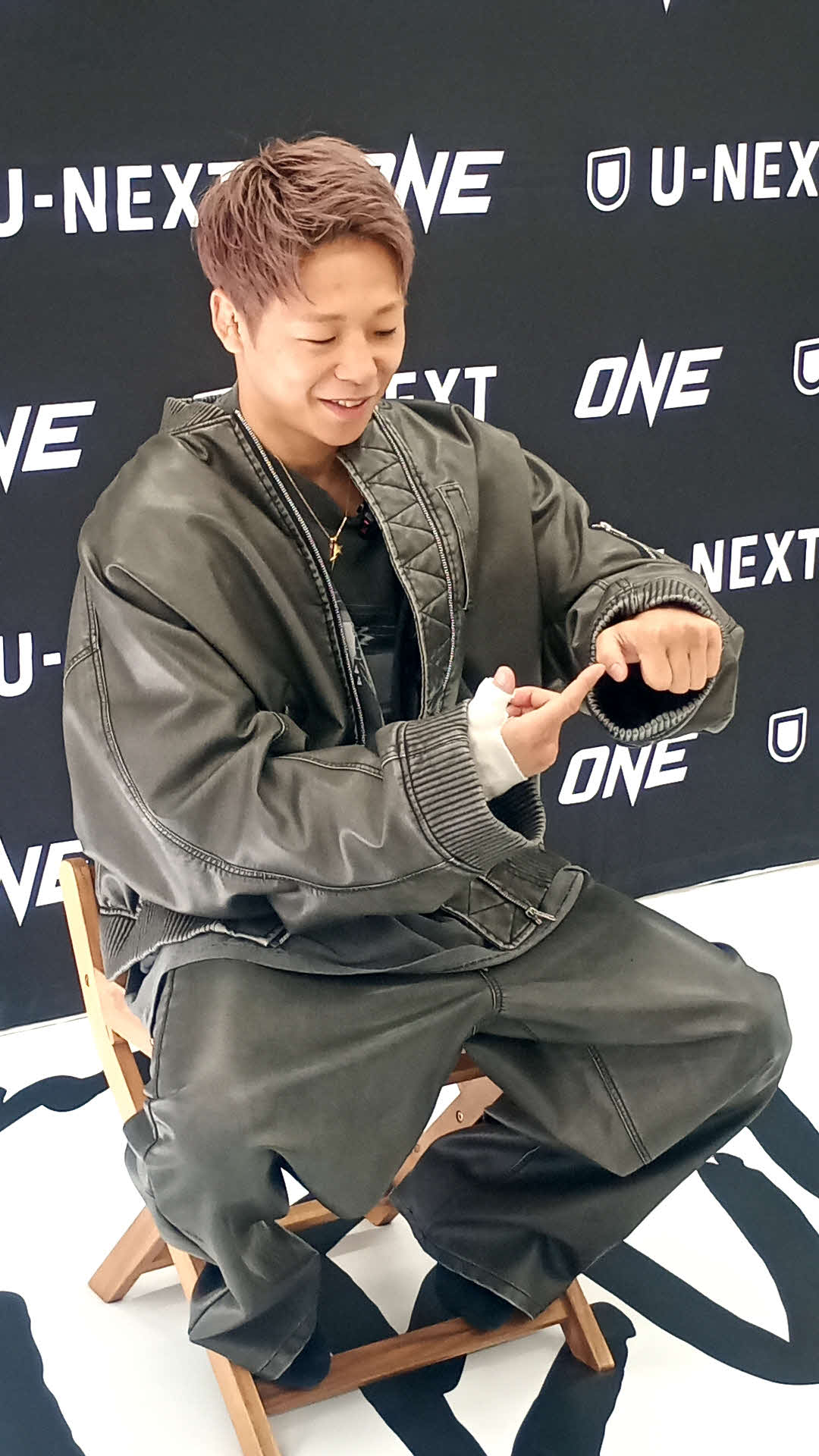 右手親指の骨折について説明する武尊