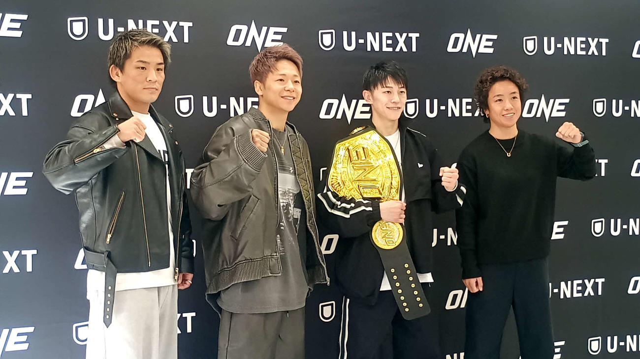 会見に出席した（左から）与座優貴、武尊、吉成名高、KANA