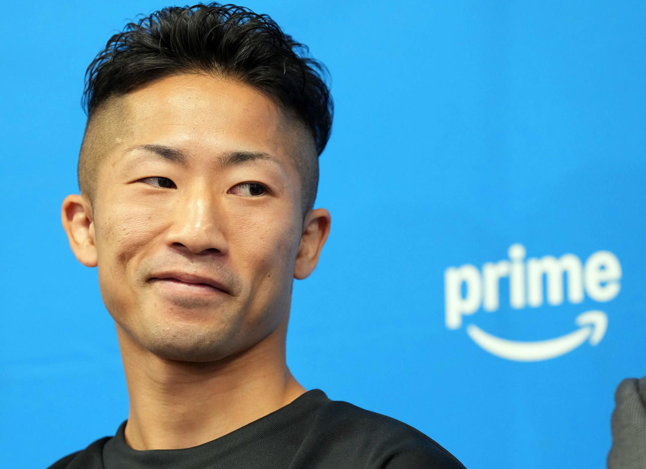 会見で不敵な笑みを浮かべる井上拓真（撮影・たえ見朱実）