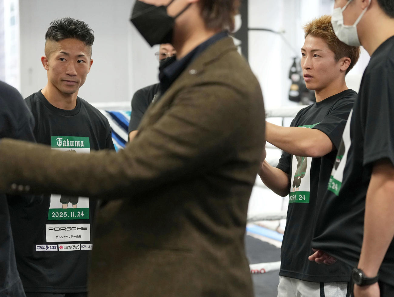 那須川天心戦を前に練習を公開した井上拓真。右は兄の尚弥（撮影・たえ見朱実）