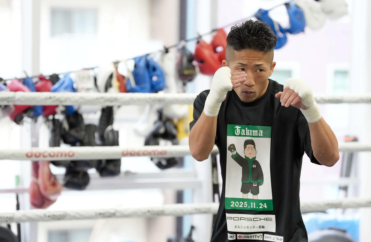 練習を公開し軽快な動きを見せる井上拓真（撮影・たえ見朱実）