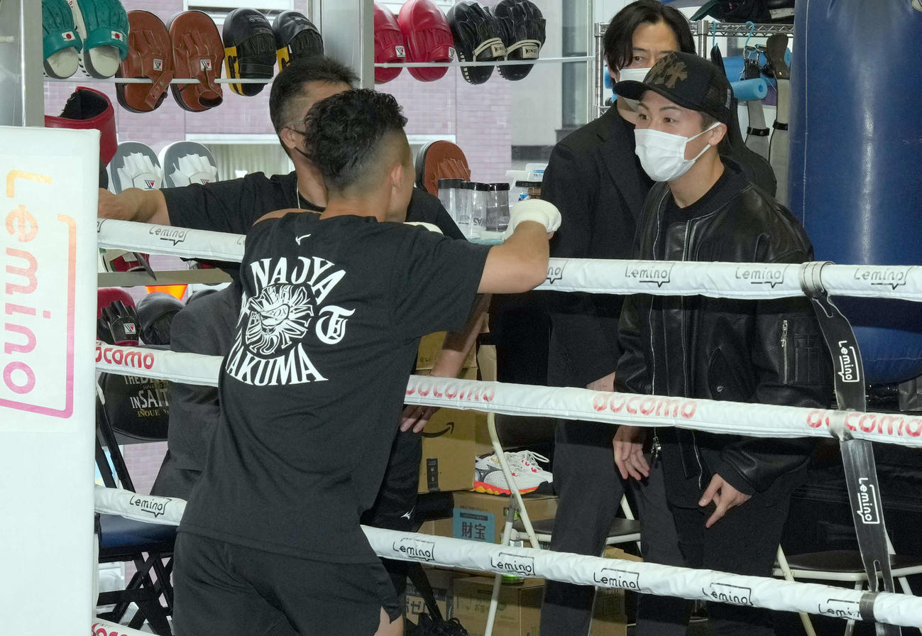 井上拓真と話をする兄の尚弥（撮影・たえ見朱実）