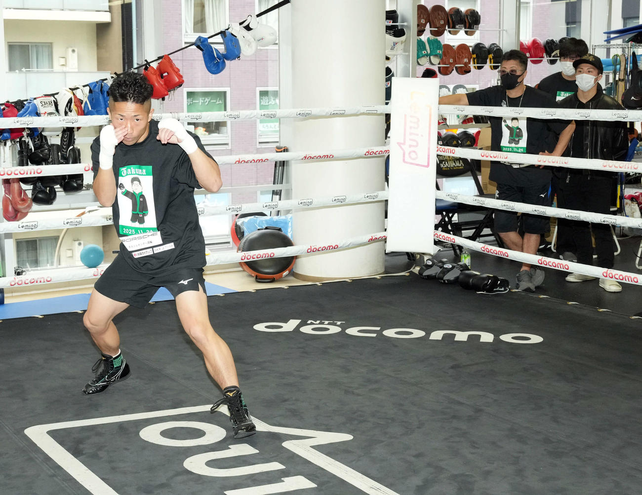 父の真吾トレーナー、兄の尚弥が見る中、練習を公開した井上拓真（撮影・たえ見朱実）