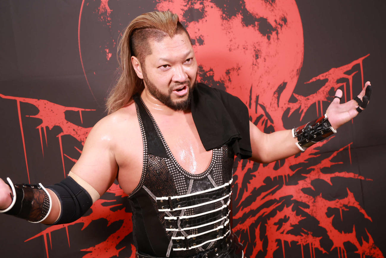 バックステージでも高笑いだったEVIL（C）新日本プロレス