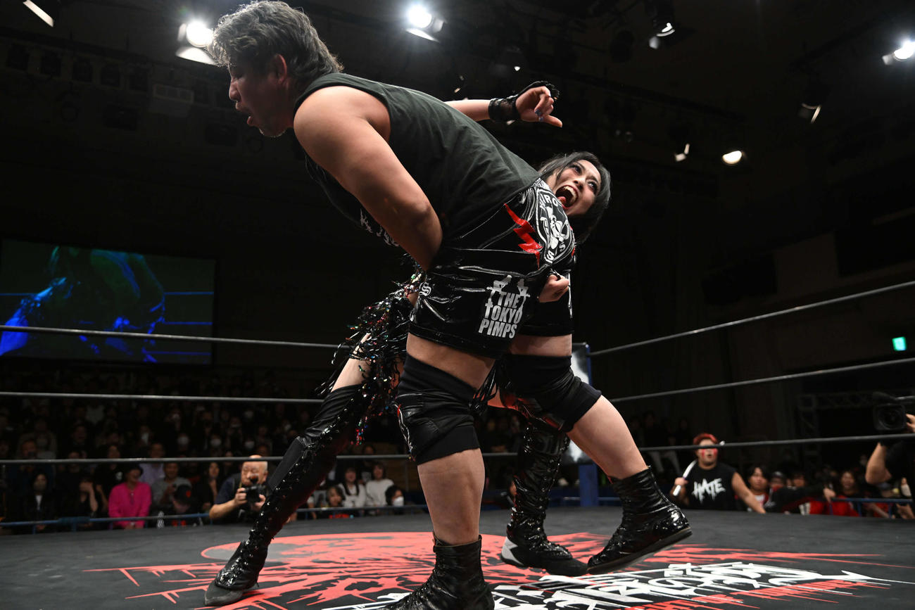 上谷沙弥は高橋裕二郎にローブローを見舞った（C）新日本プロレス
