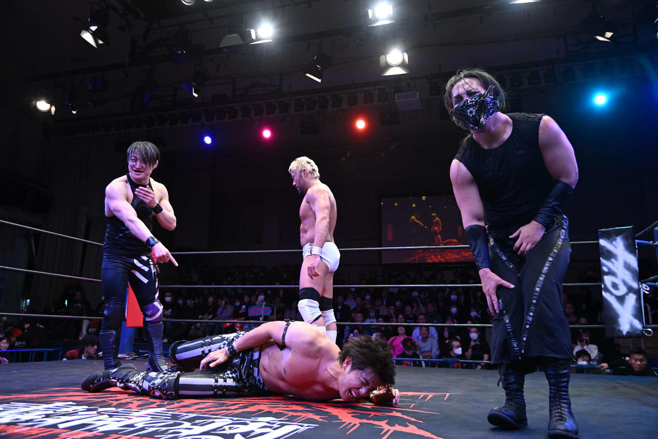 パイプカットを浴び股間を押さえてもん絶する武知海青（C）新日本プロレス