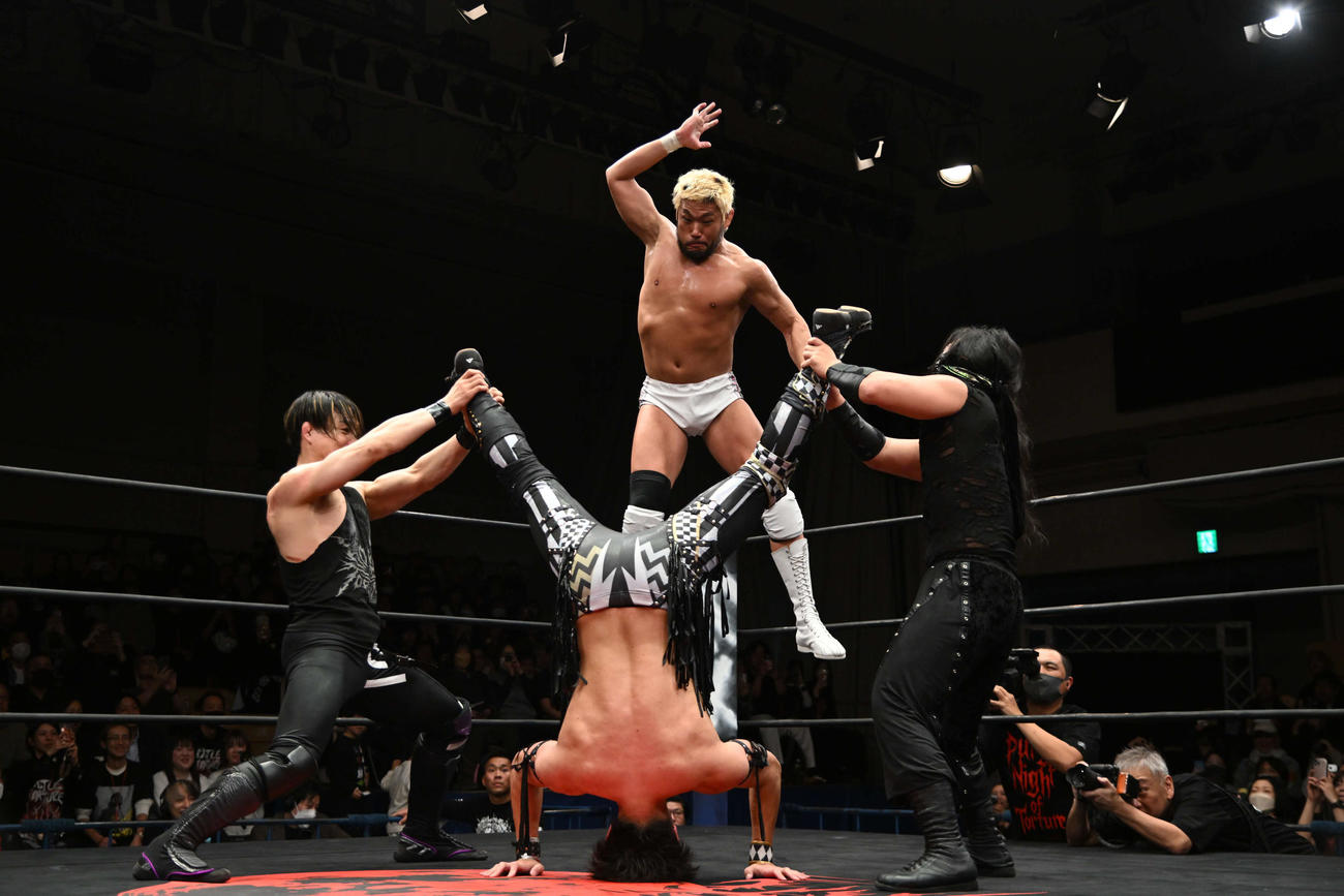 SHO（左）とDOUKI（右）が武知海青の足を押さえ、SANADAがパイプカットを投下した（C）新日本プロレス