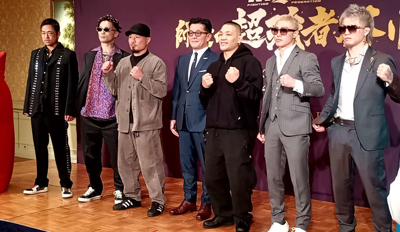 会見に出席した、左から芦澤竜誠、篠塚辰樹、福田龍彌、榊原信行CEO、安藤達也、冨澤大智、ジョリー