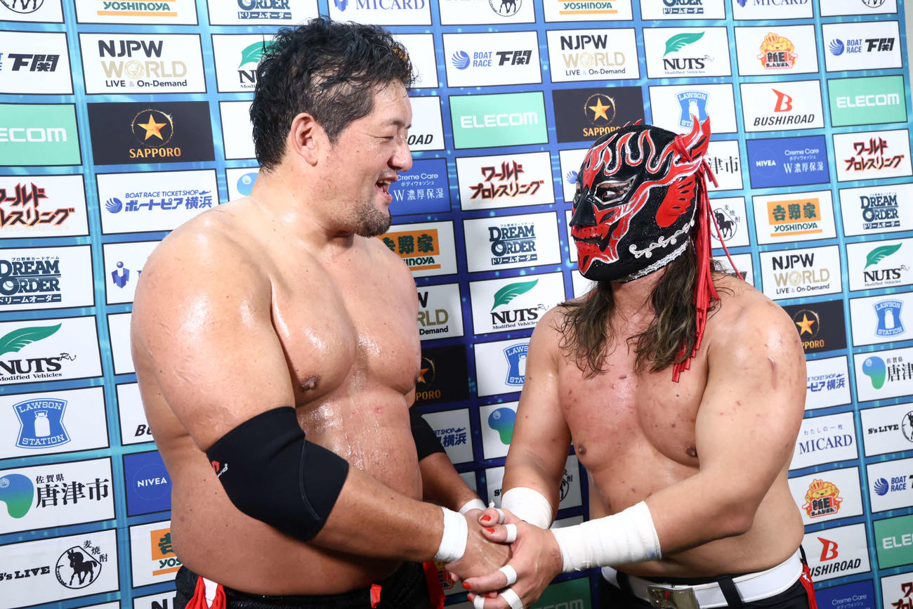 次戦の勝利を誓った石川修司（左）とエル・デスペラード（C）新日本プロレス