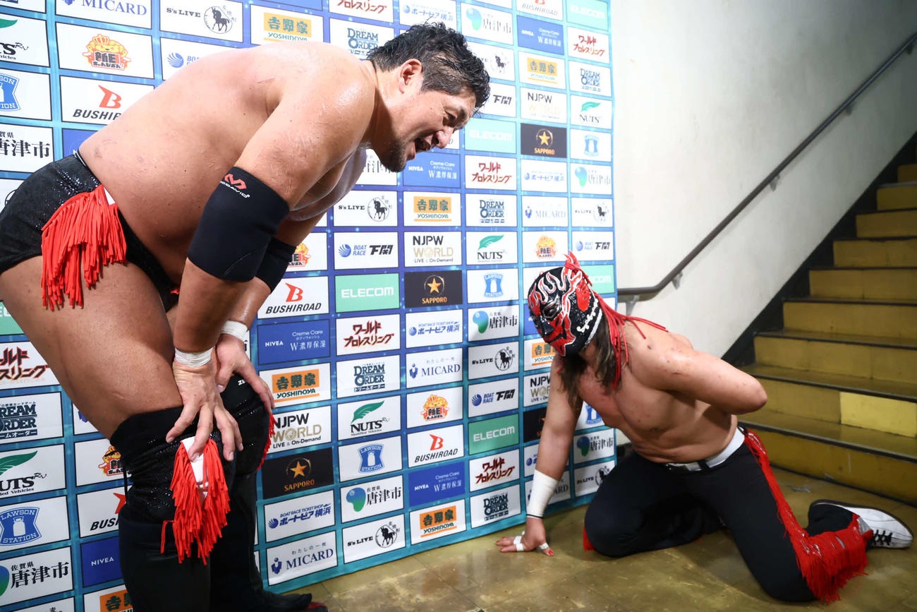 痛めていた腰に手を当てるエル・デスペラード（右）と石川修司（C）新日本プロレス