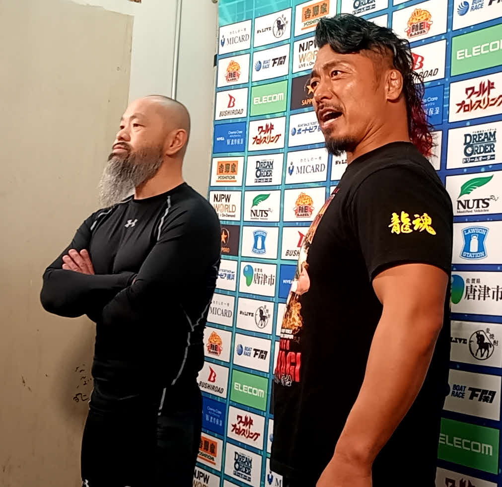 気勢を上げる鷹木信悟（右）と外道