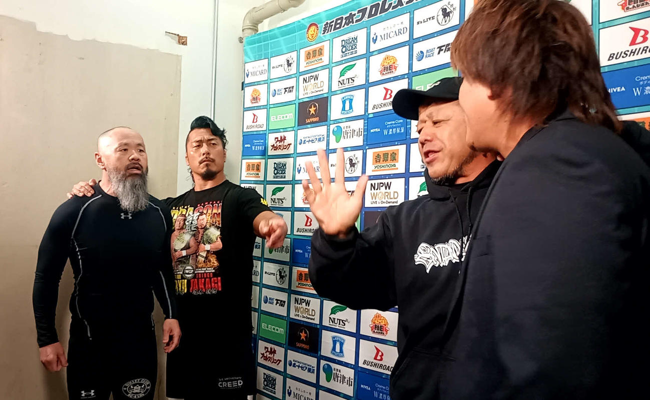 小競り合いする（左から）外道、鷹木信悟、葛西純、杉浦透