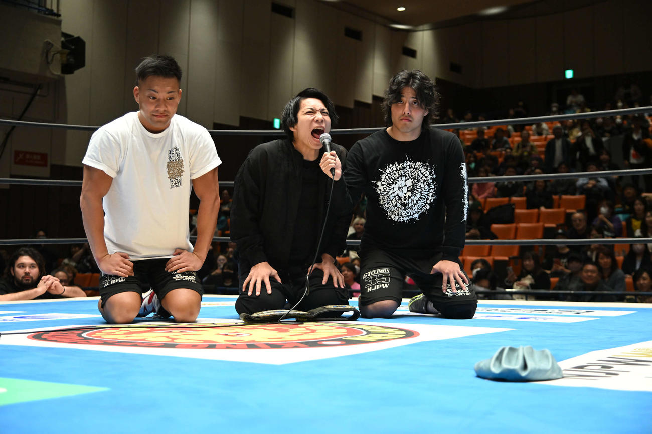 菅林会長に懇願するYOH。左は松本、右は安田（C）新日本プロレス