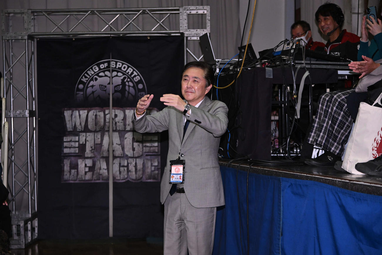 YOHに○のジェスチャーをする菅林直樹会長（C）新日本プロレス